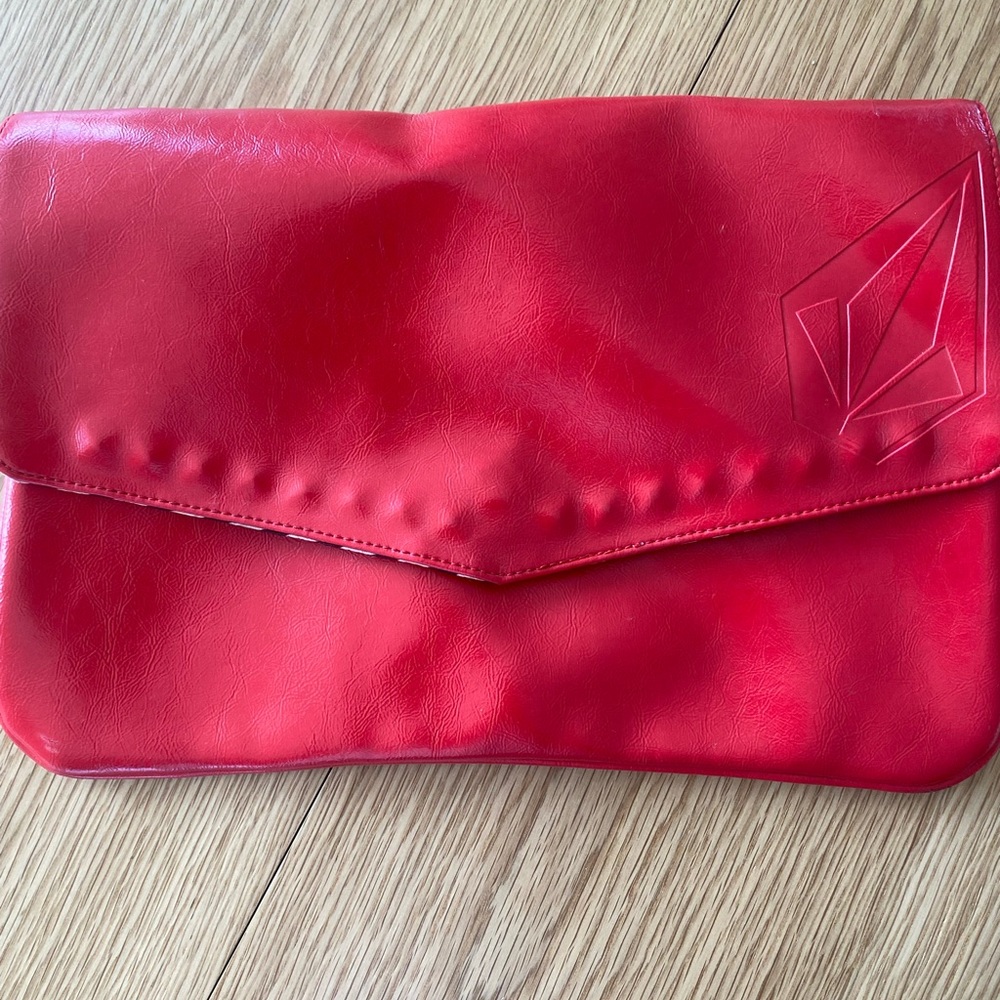 Red Volcom Clutch❣️
